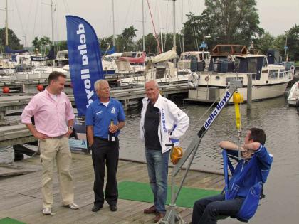 Lift tilt mensen met beperking in en uit boot